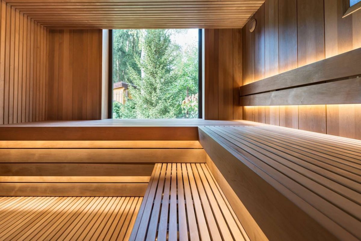 Парная с гималайской солью и подсветкой, с можжевеловым панно