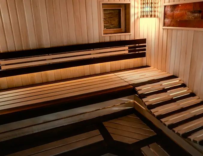 Парная с шезлонгом и гималайской солью и подсветкой